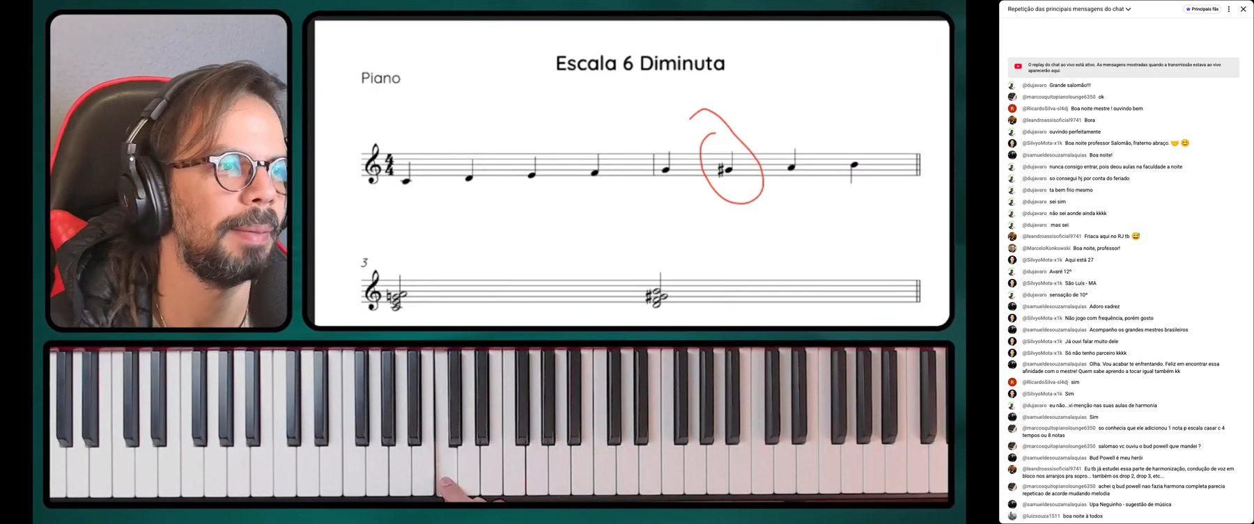 Aula ao vivo em andamento: partitura na tela, teclado em close e o chat com as mensagens dos alunos