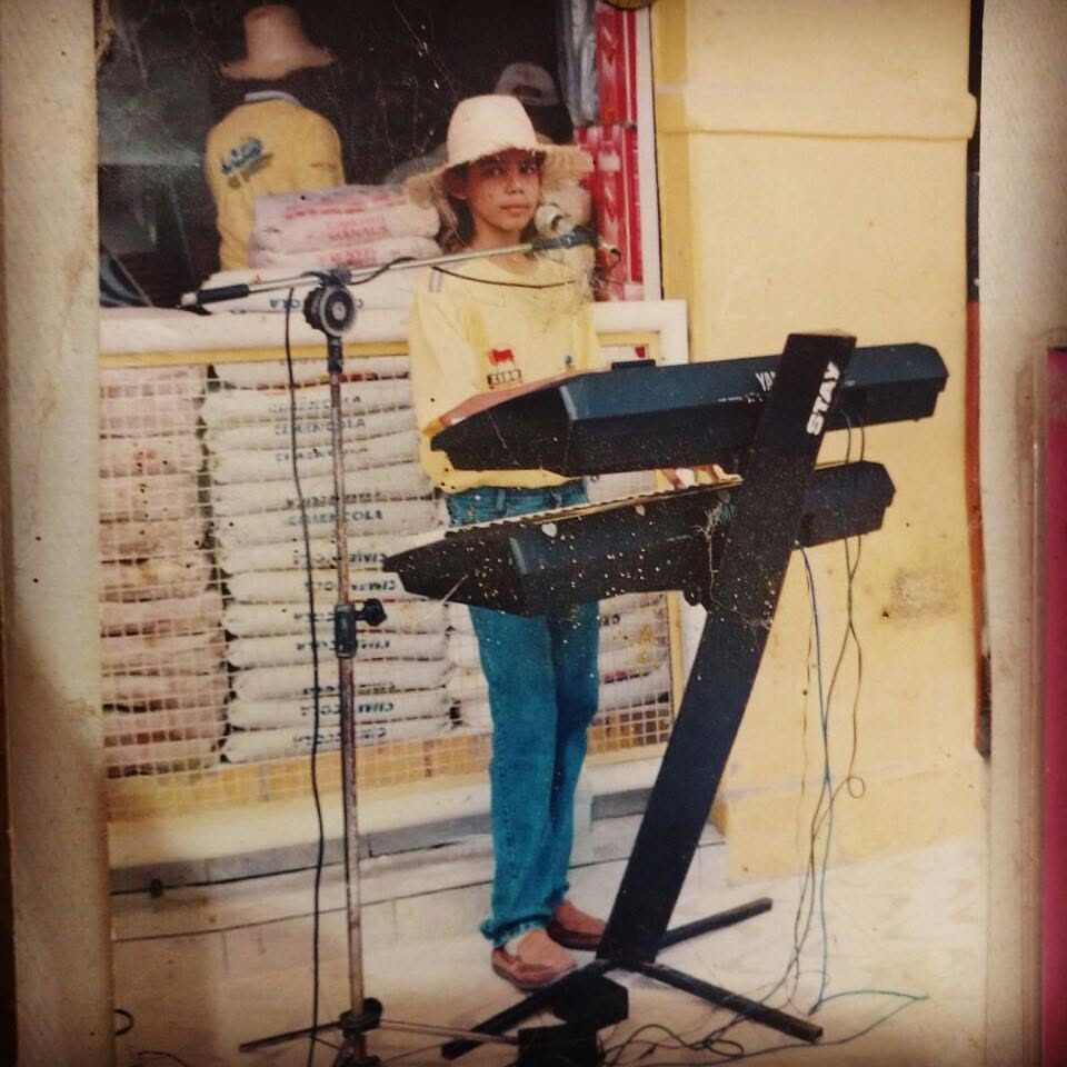 Salomão criança tocando teclado num baile no interior da Paraíba