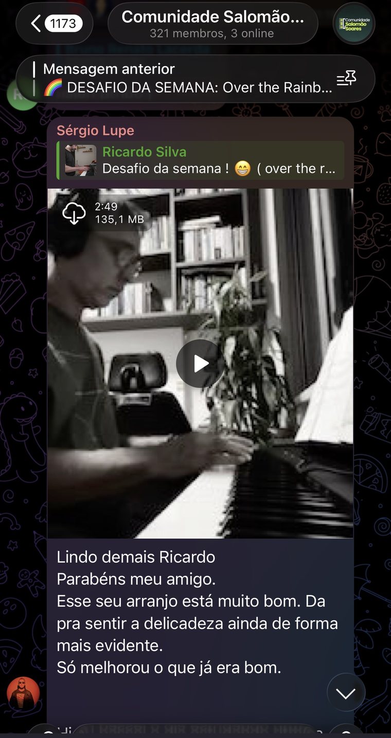 Aluno comenta o arranjo gravado por outro aluno, destacando a delicadeza da interpretação