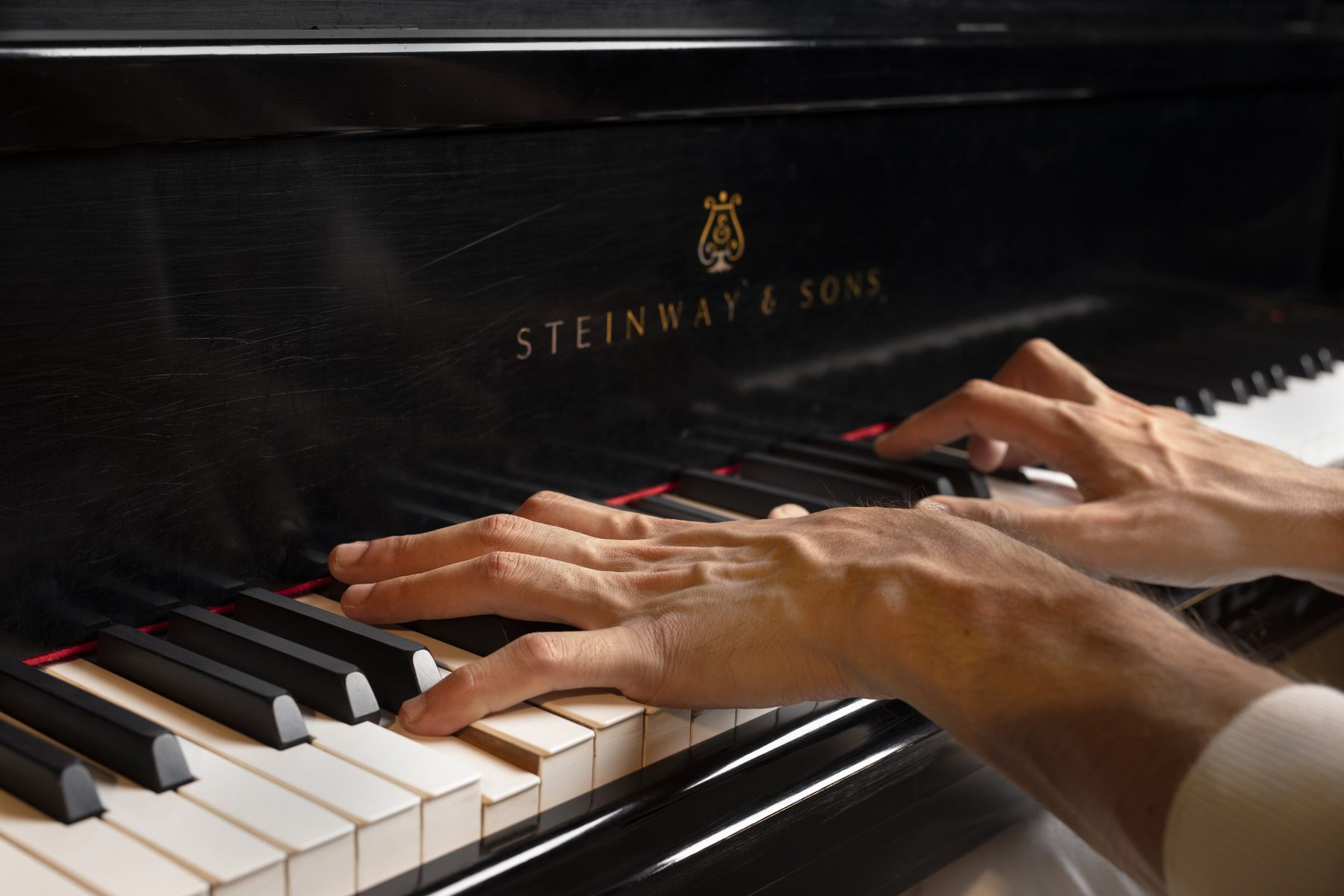 Mãos de Salomão Soares tocando o piano Steinway