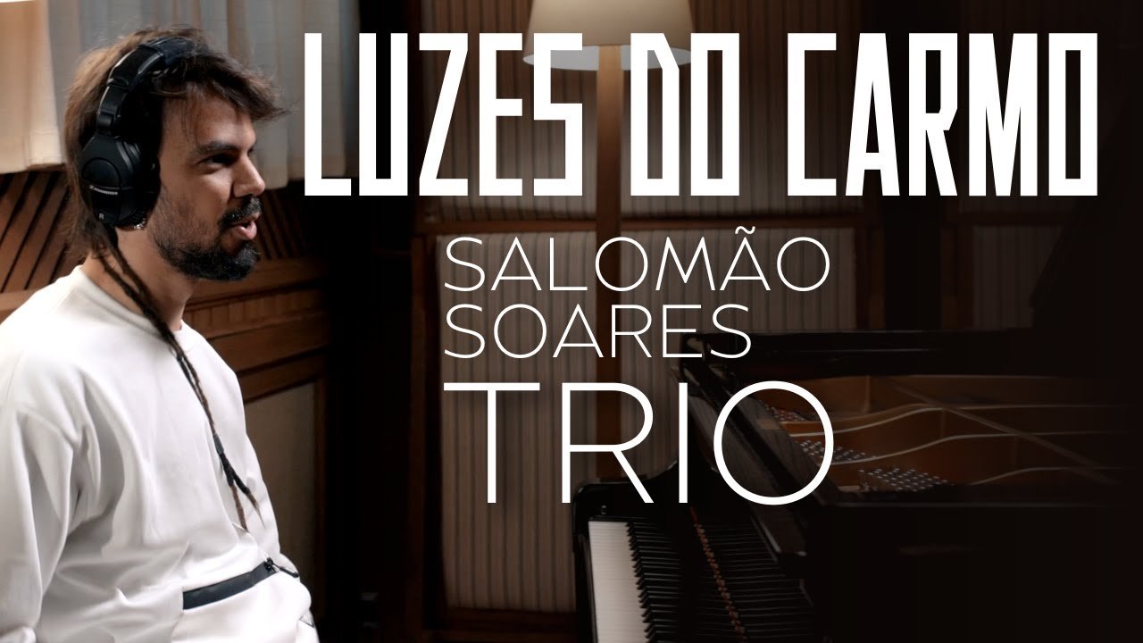 Salomão Soares at the piano, wearing headphones, in the video of Luzes do Carmo