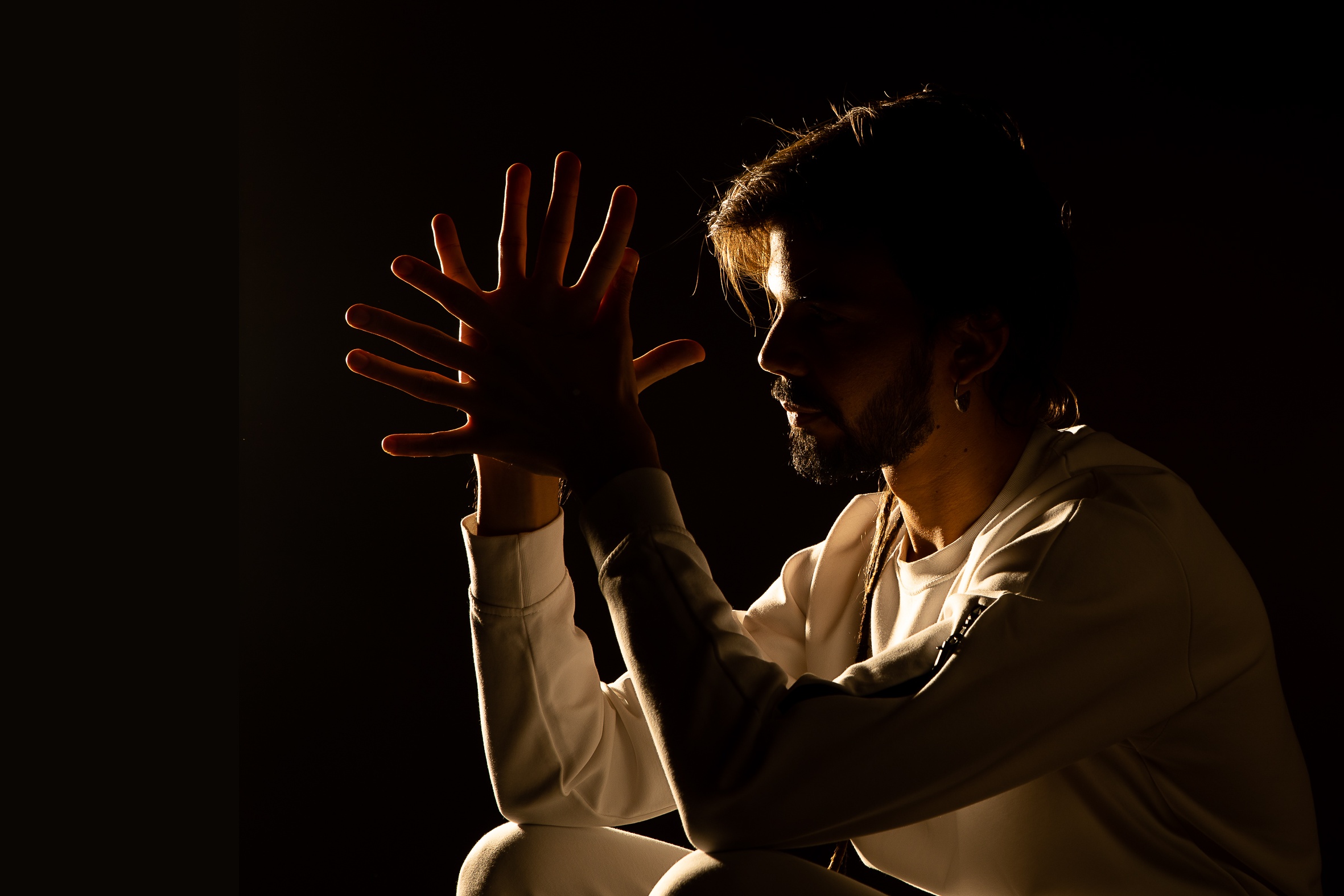 Salomão Soares em retrato de perfil, iluminação dramática de contraluz