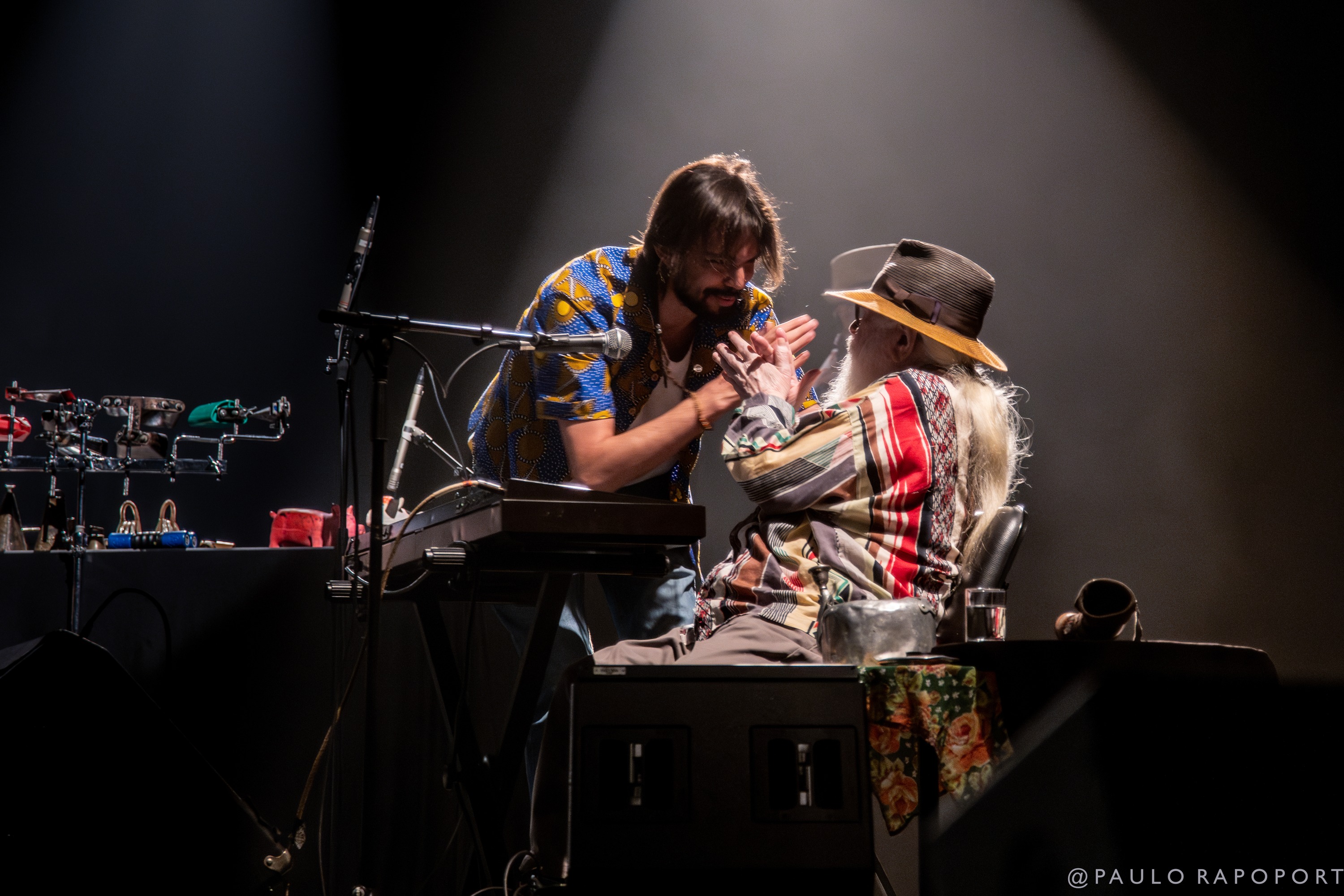 Salomão Soares com Hermeto Pascoal no palco, foto de Paulo Rapoport