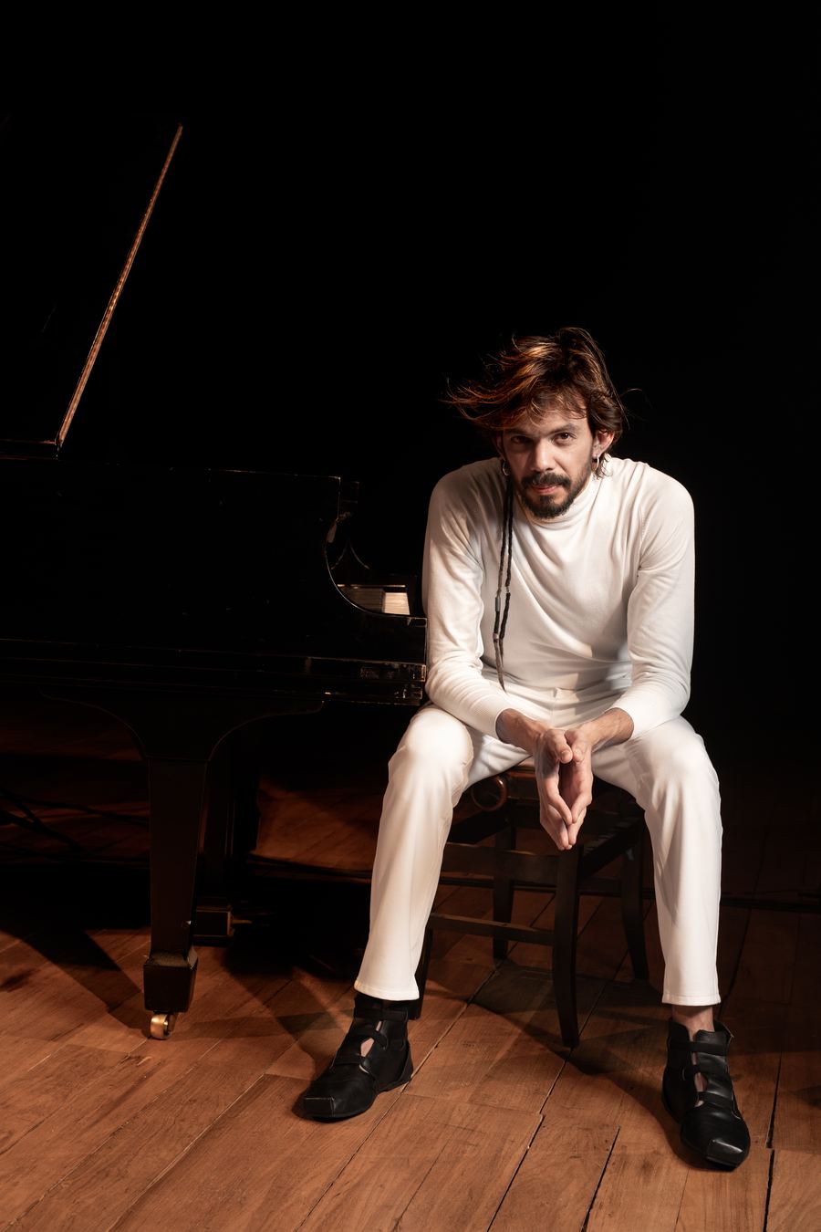 Salomão Soares, portrait at the piano