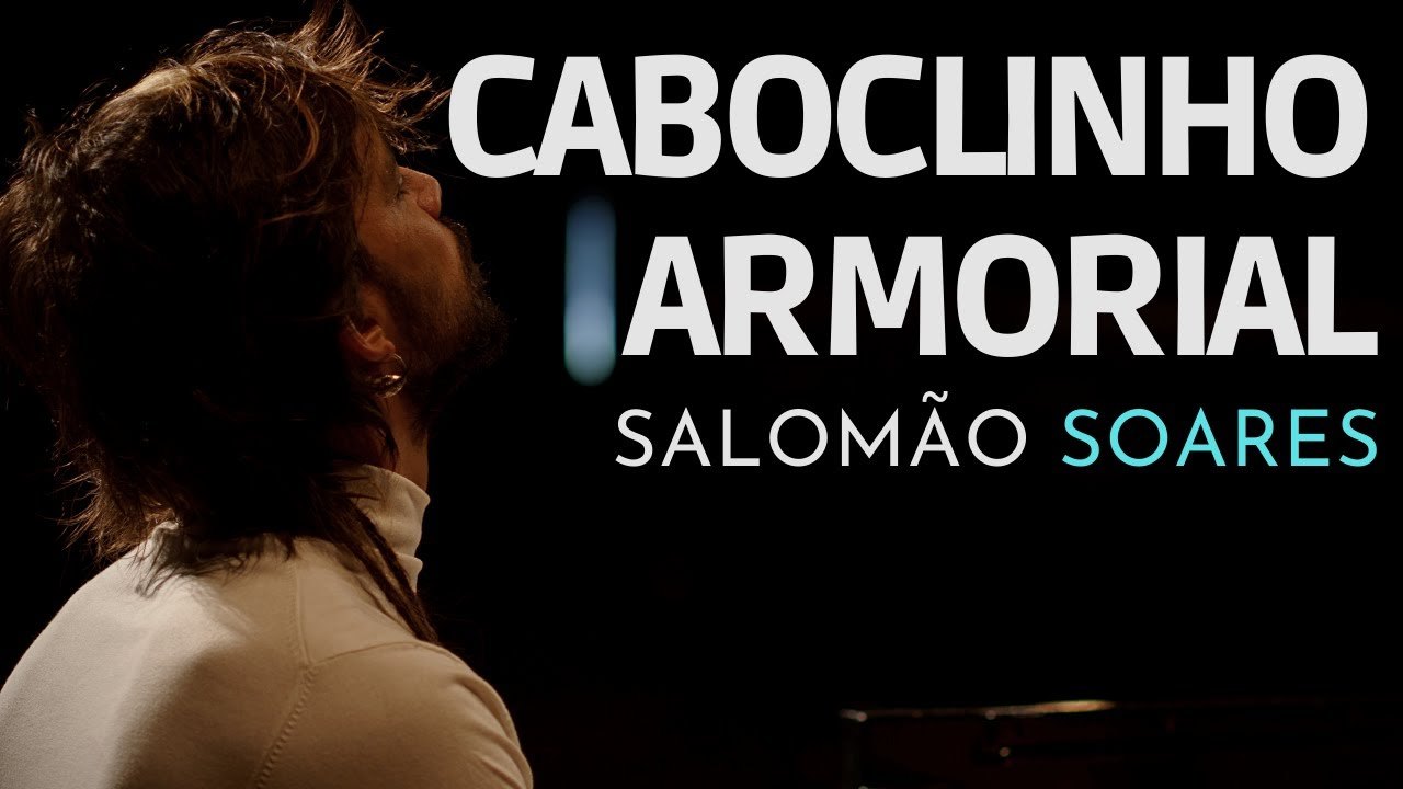 Salomão Soares alone at the piano, in the video of Caboclinho Armorial