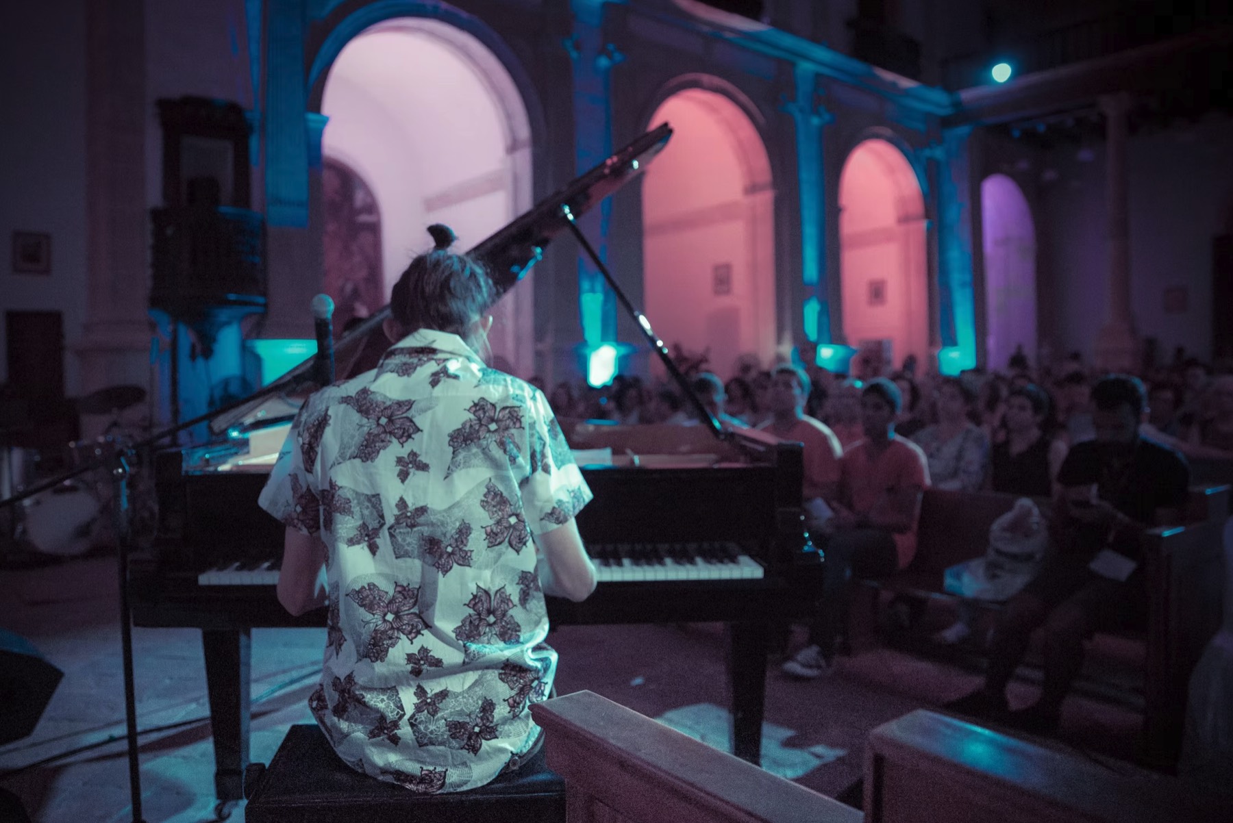 Salomão Soares ao piano na Igreja do Carmo, em Olinda, durante o Festival MIMO