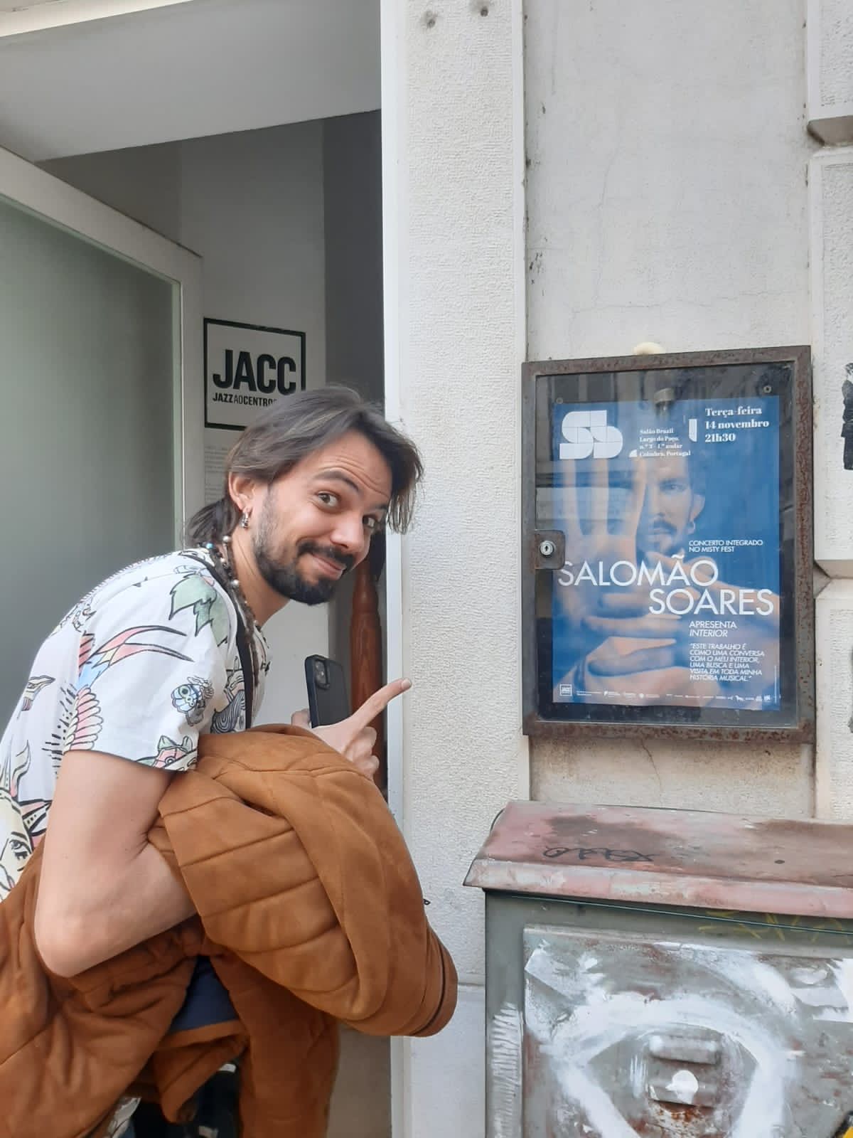 Salomão Soares ao lado do cartaz do show, Coimbra, Portugal