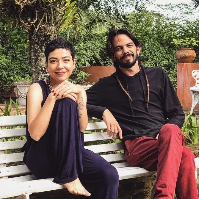Salomão Soares and Vanessa Moreno sitting on a bench, at the recording of Chão de Flutuar