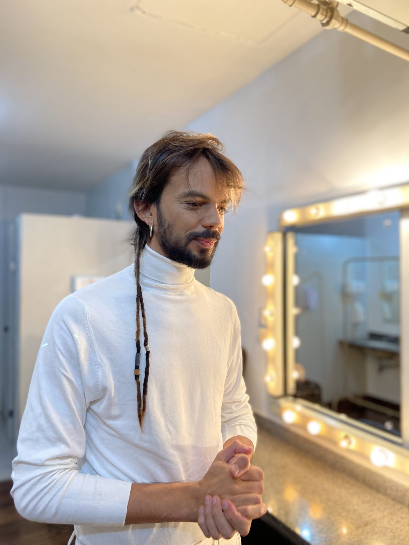Salomão Soares in the dressing room of Theatro Pedro II, in front of the lightbulb mirror