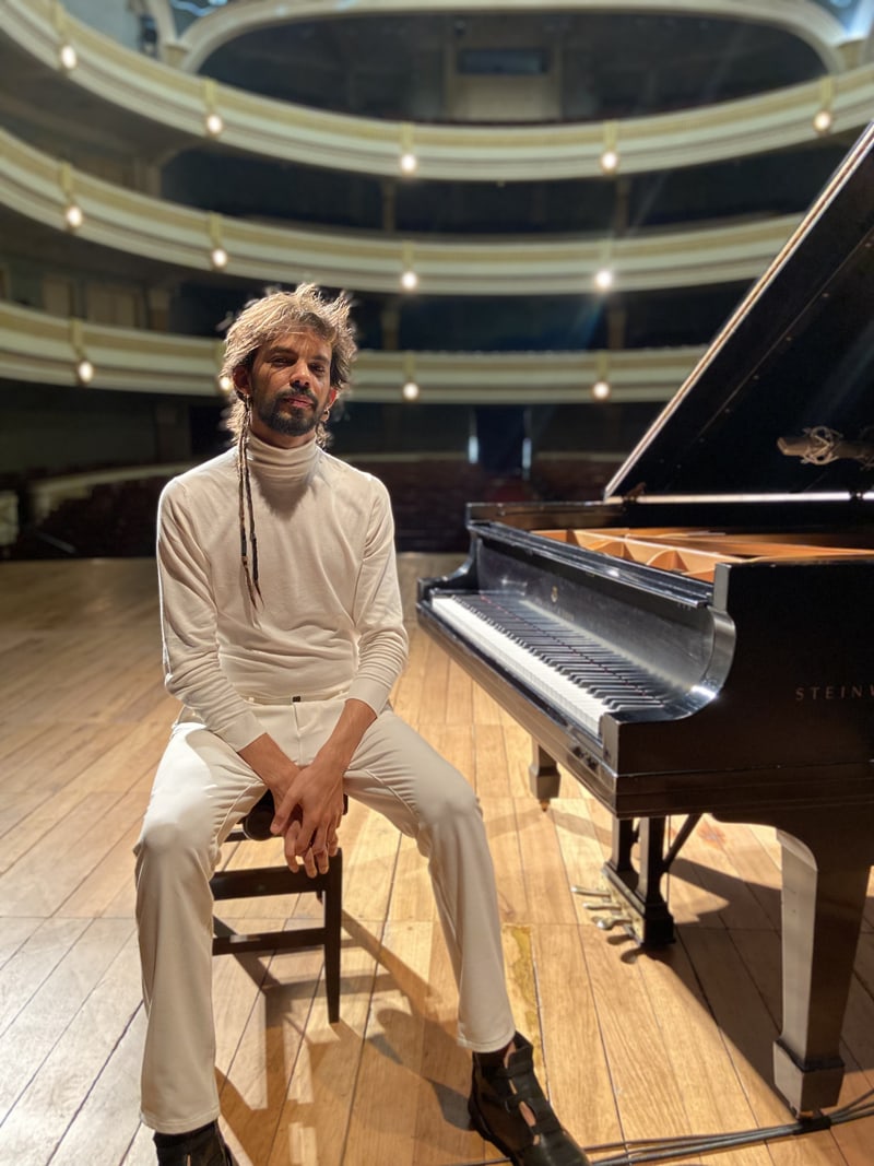 Salomão Soares during the recording of the album Interior, Teatro São Pedro
