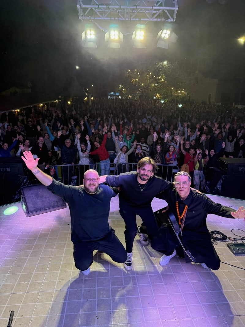 Hamilton de Holanda Trio, outdoor show with crowd