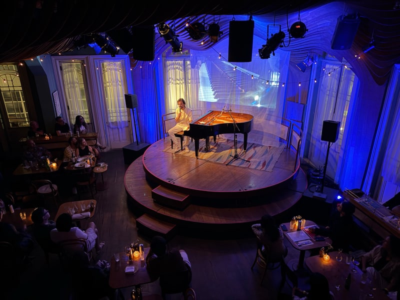 Salomão Soares at the piano in a solo show at Casa de Francisca