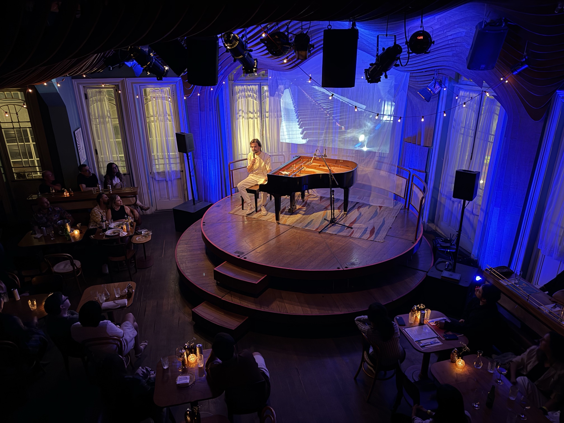 Salomão Soares ao piano em show solo na Casa de Francisca
