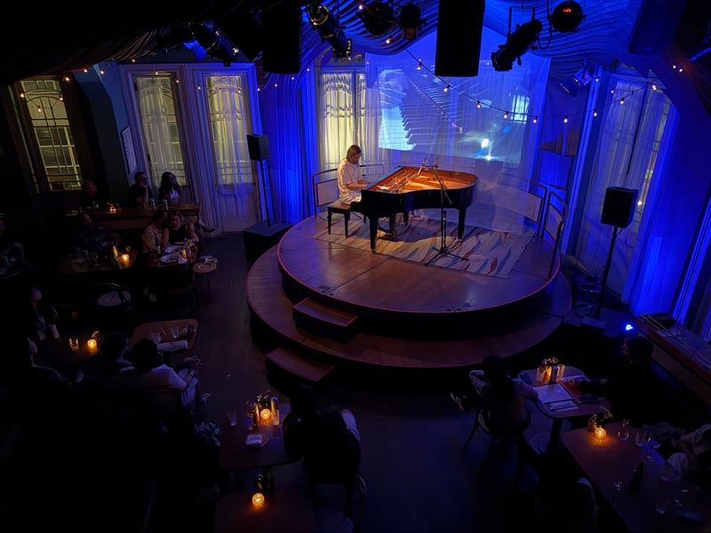 Salomão Soares at the piano in a solo show at Casa de Francisca