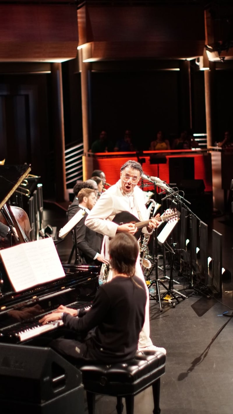 Salomão Soares at the piano during a show