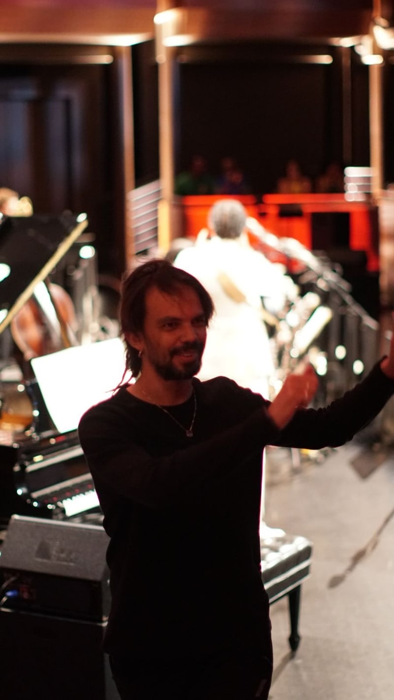 Salomão Soares performing