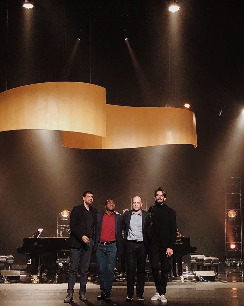 Salomão Soares com André Mehmari, Hercules Gomes e Tiago Costa no palco do Theatro Municipal de São Paulo, diante dos pianos de cauda