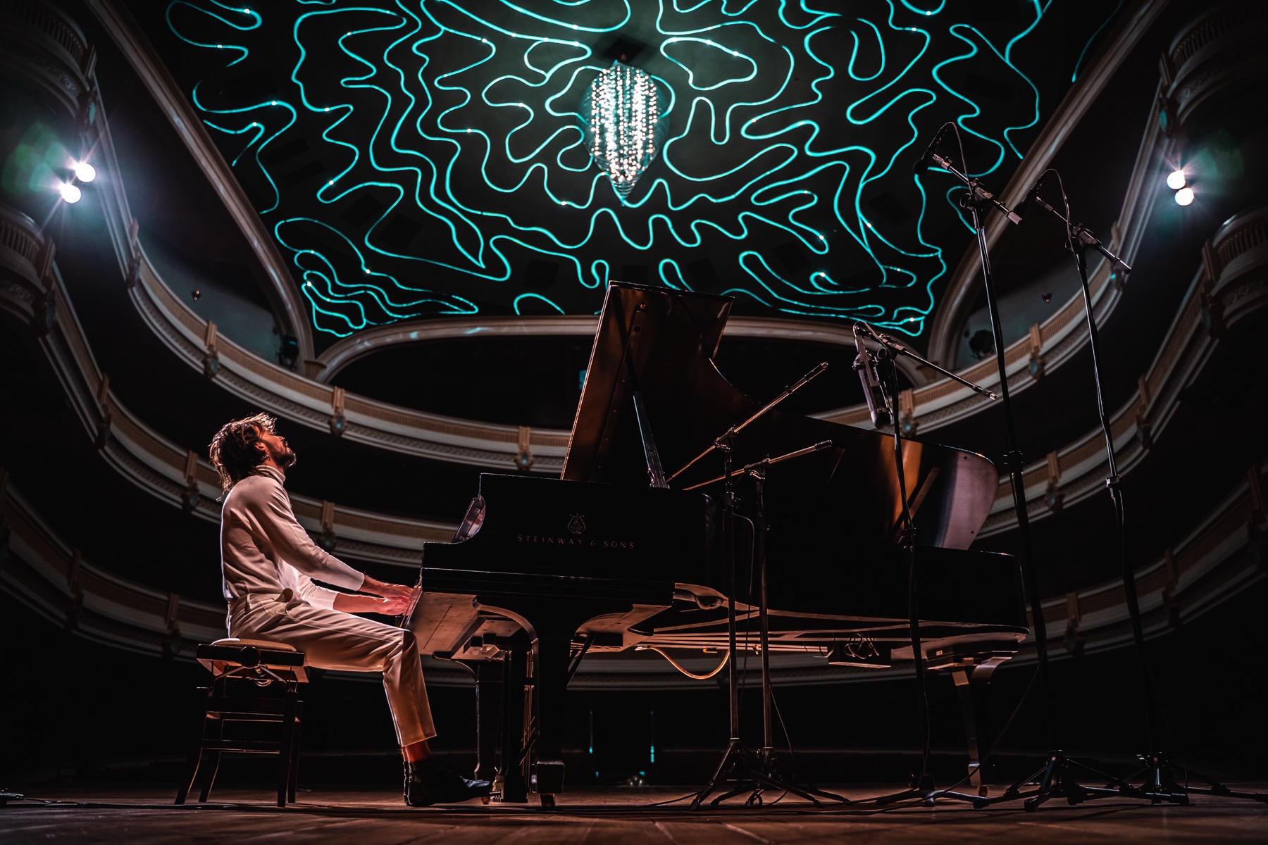 Salomão Soares at the piano during the recording of the album Interior