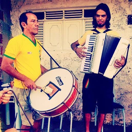 Salomão Soares tocando sanfona ao lado de seu pai, José Soares, na zabumba